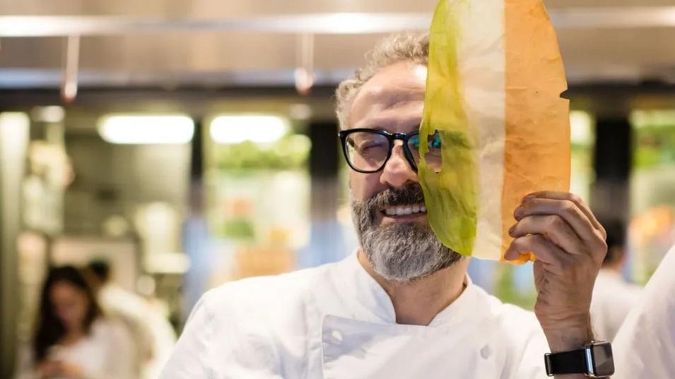 Al Carnevale di Viareggio i tortellini di chef Massimo Bottura per sostenere i bimbi autistici – Video