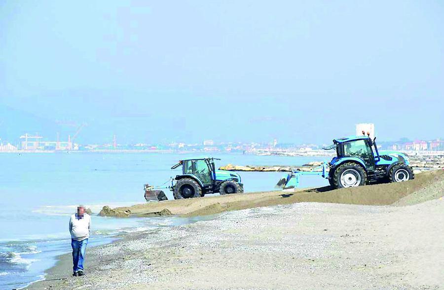 Massa, la sabbia per il ripascimento dai porti di Carrara e Viareggio: le novità per il piano degli arenili