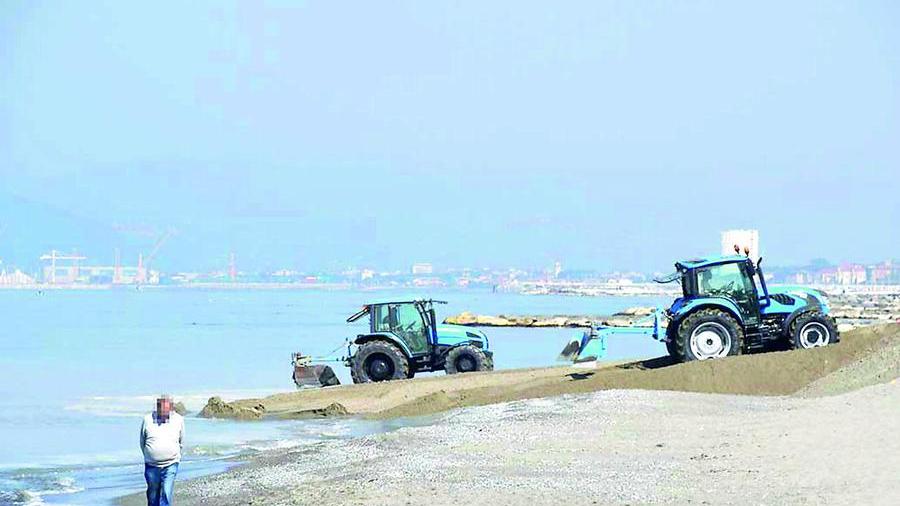 Massa, la sabbia per il ripascimento dai porti di Carrara e Viareggio: le novità per il piano degli arenili