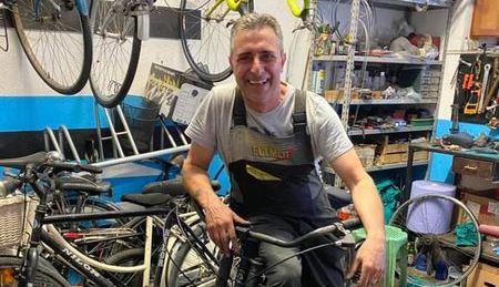 Ciro è costretto a chiudere la sua officina da biciclettaio: «Venivano da tutta la provincia, ma le spese sono troppe»