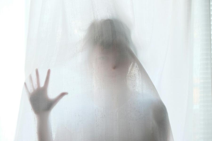 Condannata la medium che prometteva di mettere in contatto gli anziani con i defunti – Chi è e chi sono i suoi complici