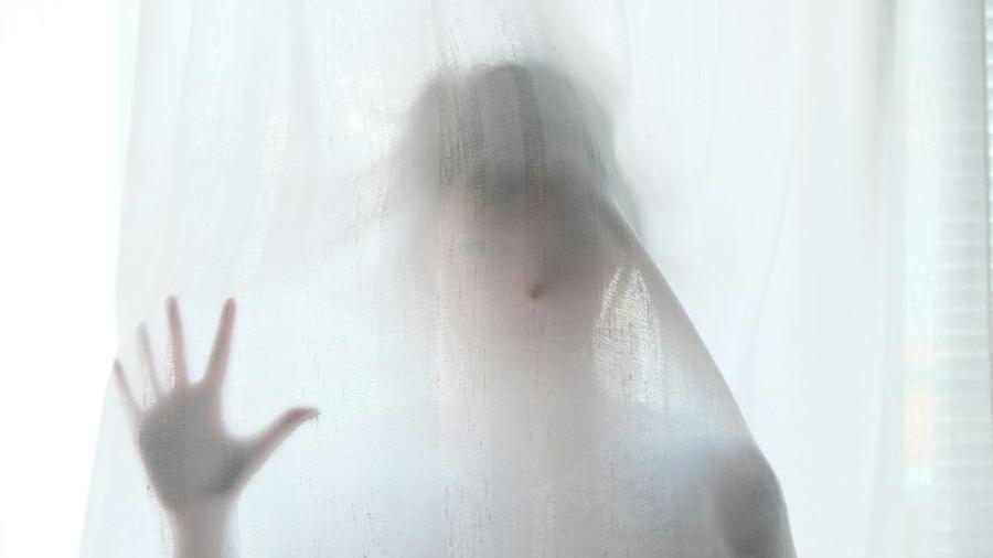 Condannata la medium che prometteva di mettere in contatto gli anziani con i defunti – Chi è e chi sono i suoi complici