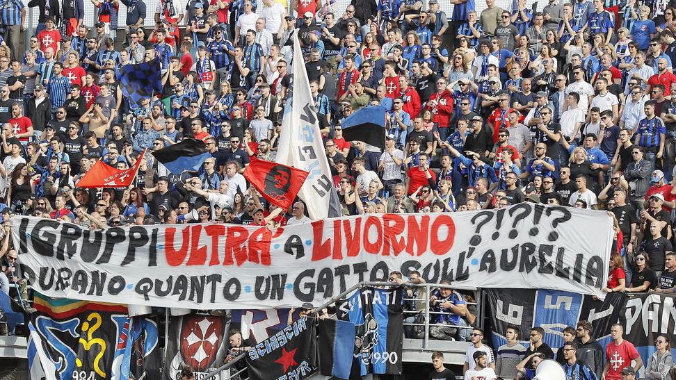 Pisa-Livorno è il derby dell’ironia: il gol più bello? Lo racconta Militello con gli storici striscioni