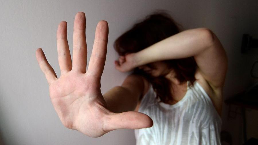 Ferrara, vittima di violenza per mesi: arrestato il compagno