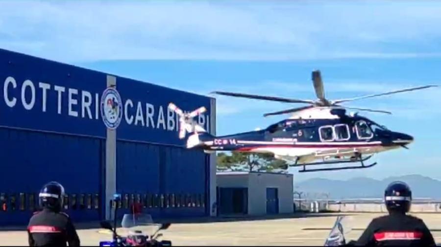 Carabinieri, in campo a Elmas il nuovo elicottero super tecnologico: vola in notturna e atterra anche in luoghi impervi