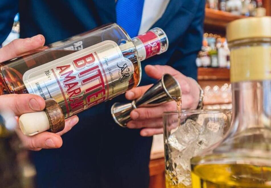 Amari e liquori che stregano il mondo, a Livorno il nuovo locale dell’artista distillatore del Re dei Re<br>
