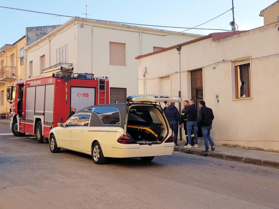 
	Il carro funebre davanti alla casa dove &egrave; morta Giovanna Crimi<em> (foto Ivan Nuvoli)</em>

