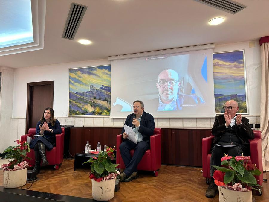 
	Da sinistra Alessandra Todde, Luca Telese, Renato Soru, sullo schermo Paolo Truzzu

