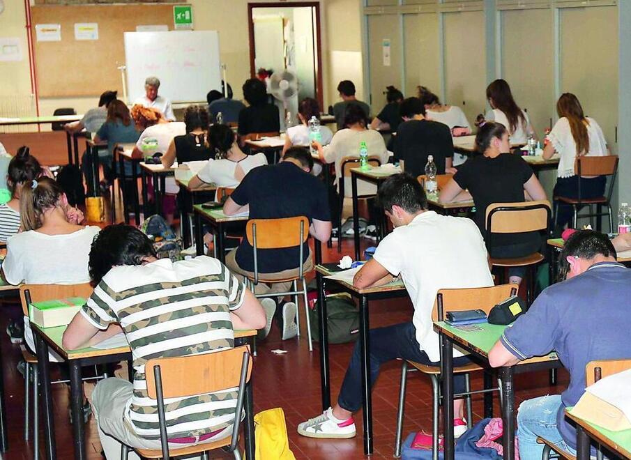 Modena, la denuncia dei sindacati sulla scuola: «Studenti lasciati fuori a iscrizioni ancora in corso»