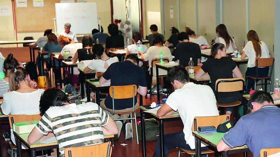 Modena, la denuncia dei sindacati sulla scuola: «Studenti lasciati fuori a iscrizioni ancora in corso»