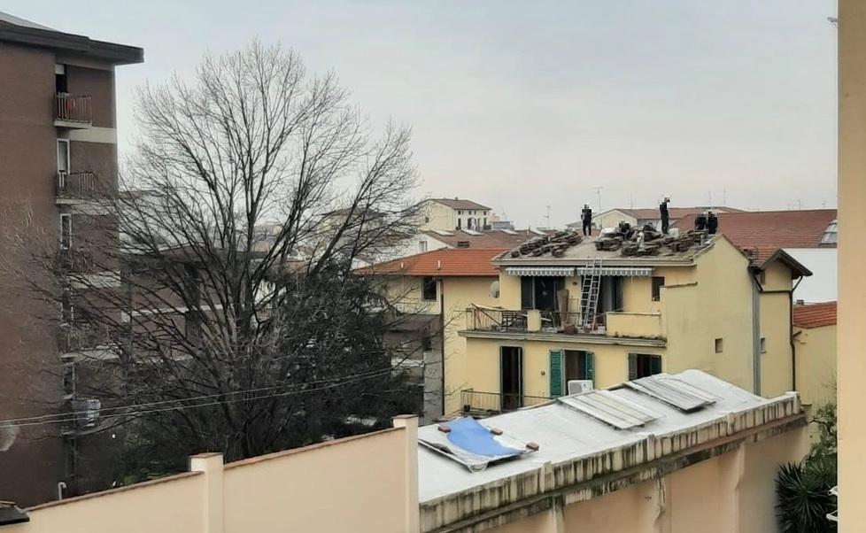 Prato, in quattro sul tetto senza protezione: l’Asl blocca il cantiere