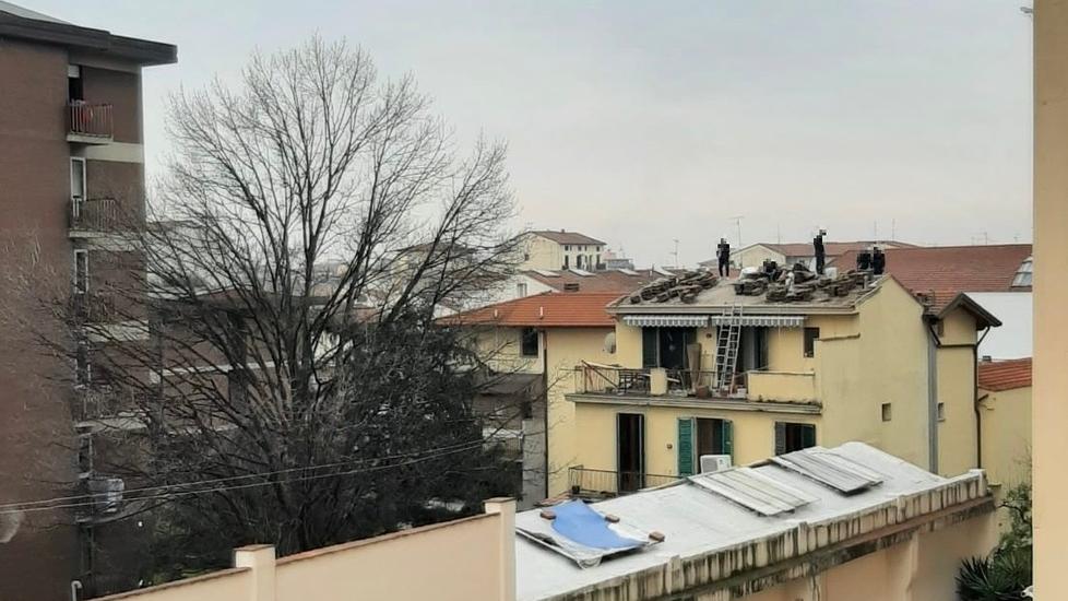 Prato, in quattro sul tetto senza protezione: l’Asl blocca il cantiere
