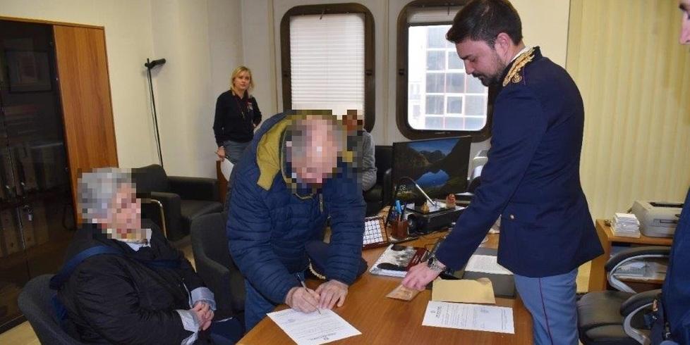 Consegna alla polizia mille euro perduti da un anziano per strada