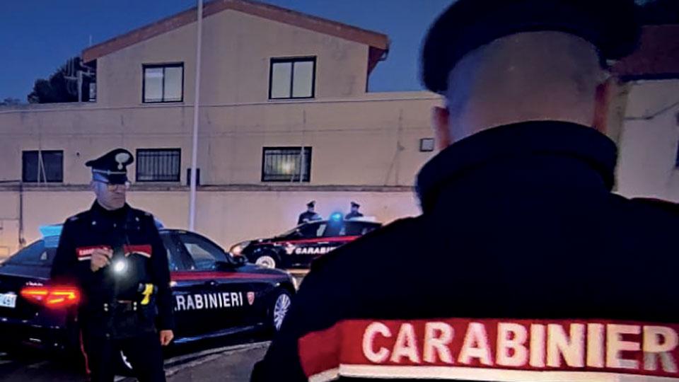 I carabinieri appostati in casa arrestano il falso maresciallo
