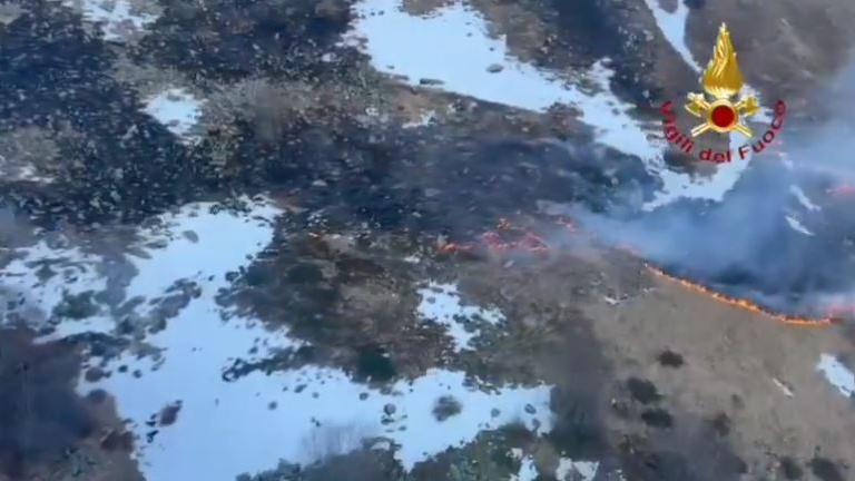 Incendio sul Monte Cusna: lanci di acqua dall’elicottero