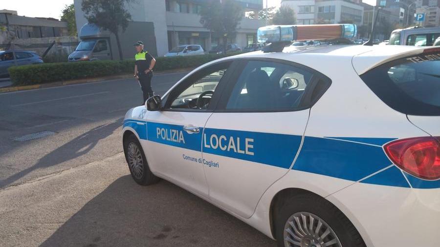 Cagliari, picchia una donna per strada e aggredisce anche il poliziotto che tenta di fermarlo