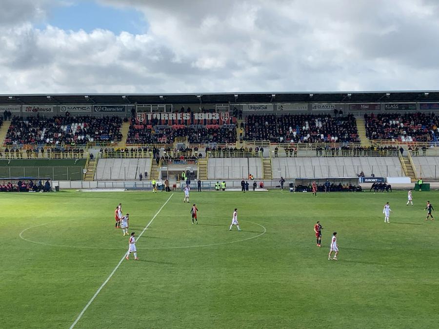 Silenzio all’undicesimo minuto, l’omaggio dei tifosi della Torres a Gigi Riva