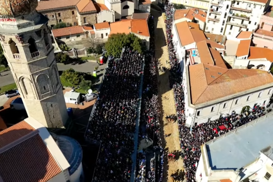 
	Cavalieri, a destra e pubblico in via Duomo ripresi dall'alto

