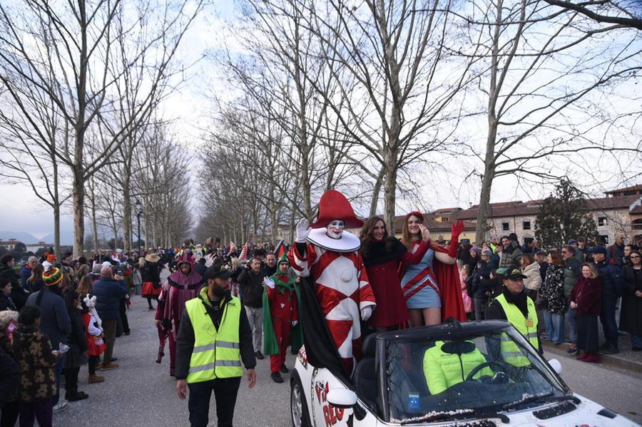 
	Burlamacco, Ondina e Chiara Squaglia durante la sfilata per il Carnevale sulle Mura di Lucca (foto Ilaria Genovesi)

