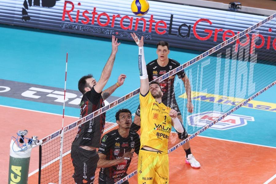 Modena Volley lotta, ma perde contro la Lube: parte male l’avventura di coach Giuliani