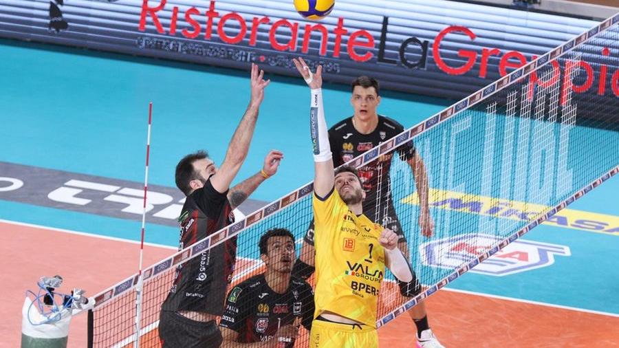 Modena Volley lotta, ma perde contro la Lube: parte male l’avventura di coach Giuliani