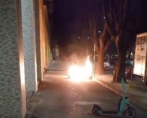 Modena, notte di fuoco tra centro e stazione: risse fra bande, sassaiole e incendi