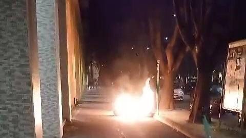Modena, notte di fuoco tra centro e stazione: risse fra bande, sassaiole e incendi