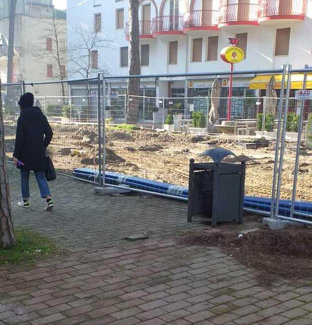 Lido Estensi, cantiere infinito in viale Carducci: «Lavori fermi, gli affari a picco»