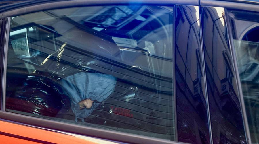 Il 21enne di Dicomano all’uscita dalla caserma dei carabinieri mentre viene trasferito in carcere