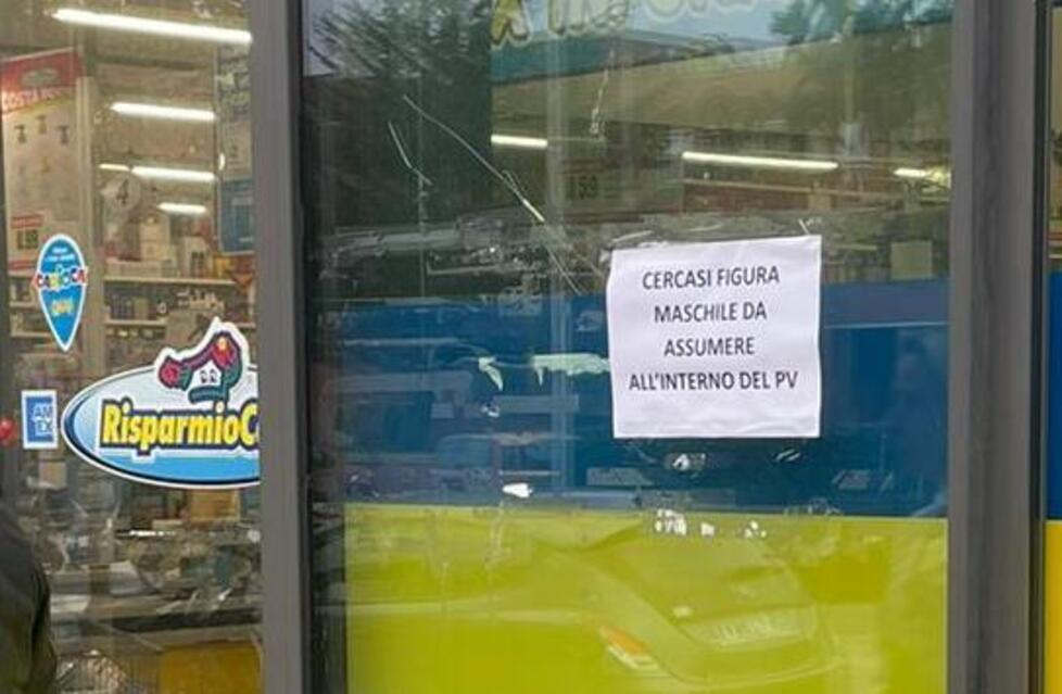 Il cartello apparso sulla porta di ingresso del negozio Risparmio Casa di via Settembrini