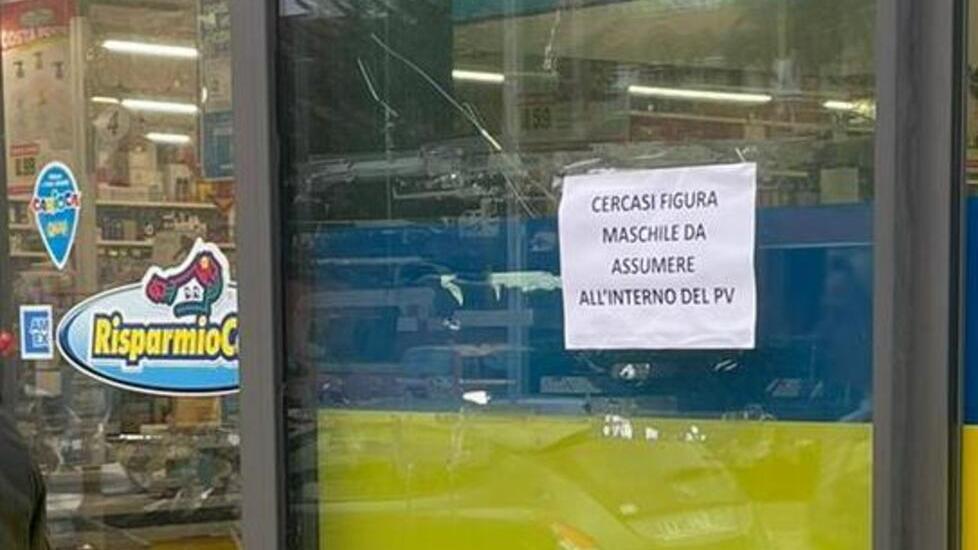 Il cartello apparso sulla porta di ingresso del negozio Risparmio Casa di via Settembrini