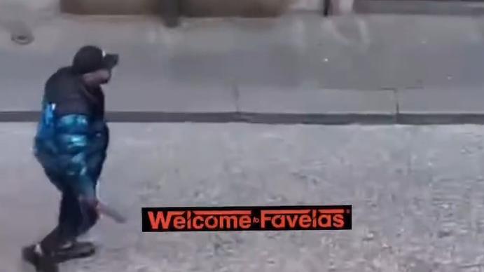 Prato, due accoltellati davanti al Duomo: caccia all’aggressore