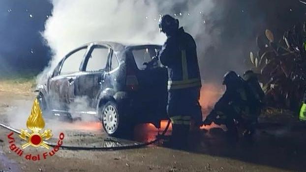 Olbia, tre auto a fuoco nella notte: indagano i carabinieri