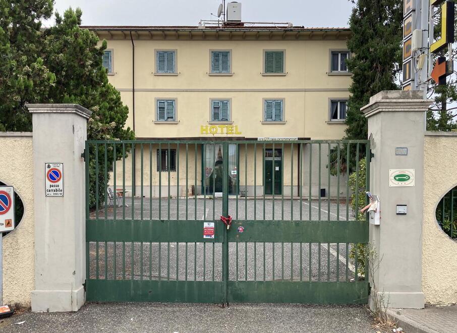 Il cancello d’ingresso dell’Hotel Palazzaccio a Cecina (foto Michele Falorni/Silvi)