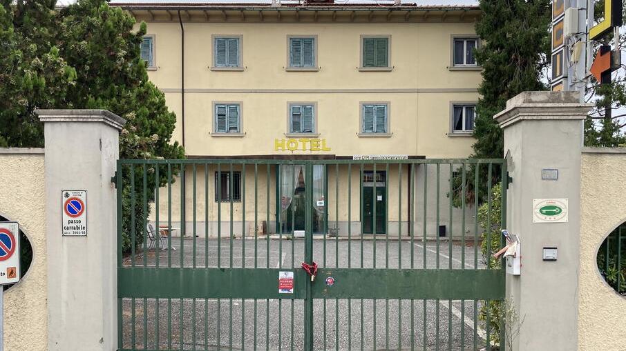 Il cancello d’ingresso dell’Hotel Palazzaccio a Cecina (foto Michele Falorni/Silvi)