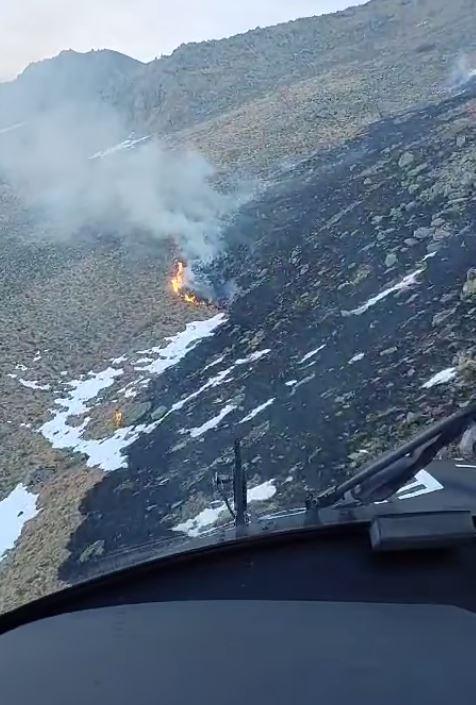 
	Le fiamme sul Monte Cusna viste dall'elicottero&nbsp;

