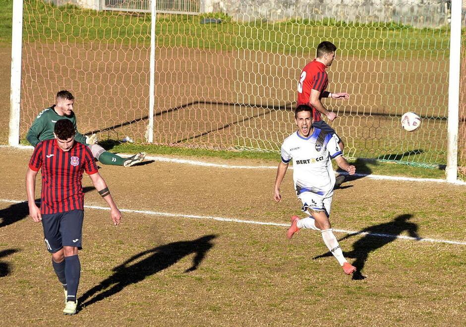 Nella foto l’esultanza di Lunghi dopo il gol contro il San Miniato: anche ieri la rete è arrivata su rigore (foto Paolo Barlettani)