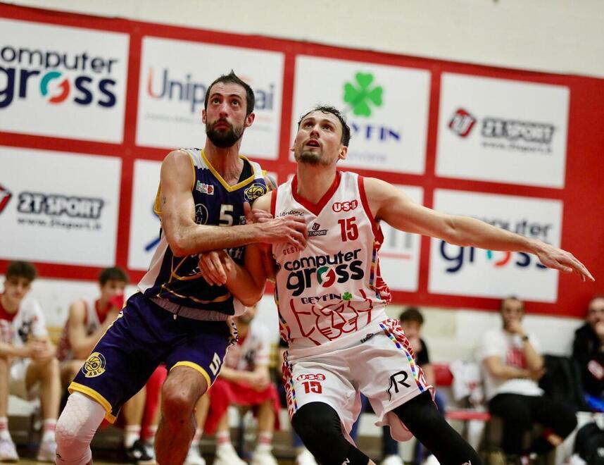 Alessandro Pucci e Matteo De Leone durante un’azione nel derby fra Use Computer Gross e Abc Solettificio Manetti Castelfiorentino