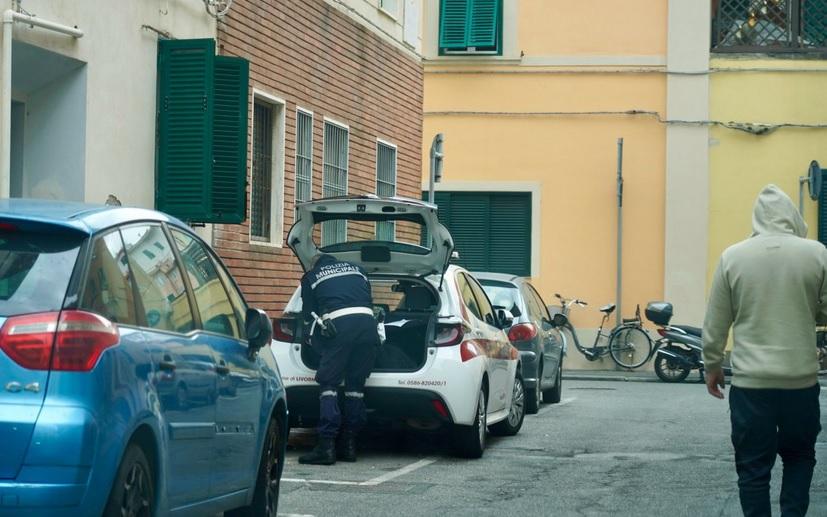 
	La polizia municipale in via Pellegrini (Foto di Franco Silvi)

