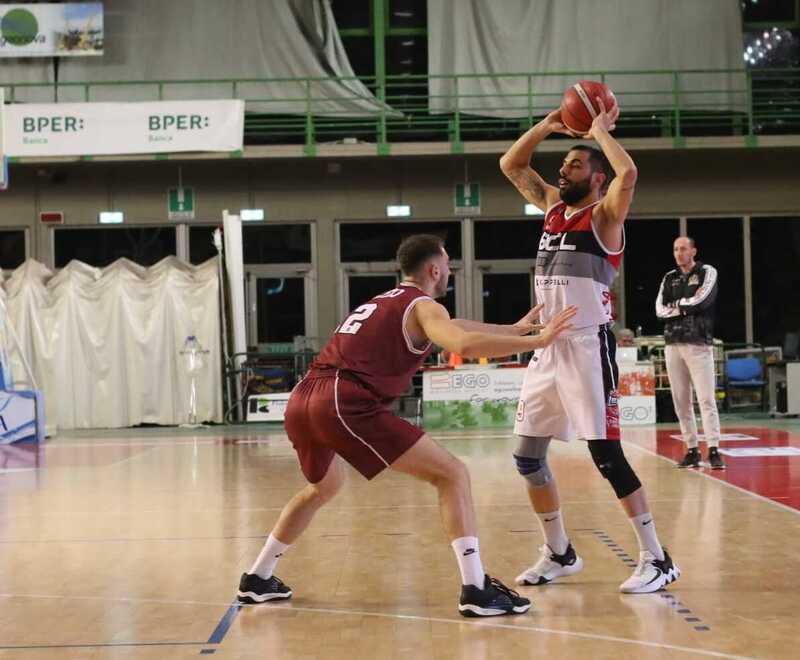 Capitan Barsanti in un’azione d’attacco contro Arezzo: ancora una volta il capitano è stato trascinatore del Bc Lucca che ha dominato in lungo e largo contro la formazione amaranto al Palatagliate