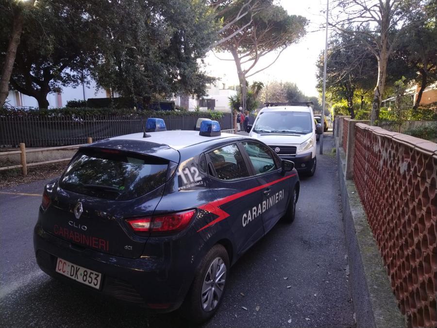 San Vincenzo, operaio cade dal balcone di un hotel: è grave