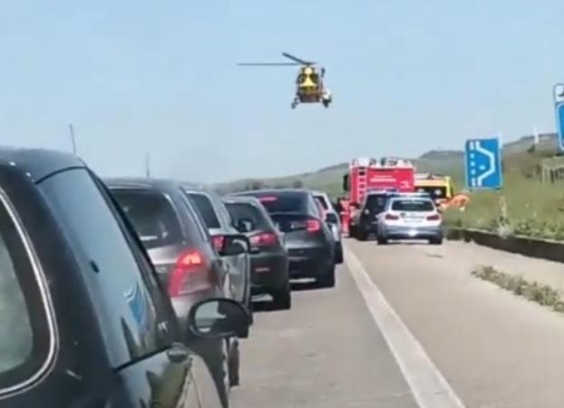 Scontro frontale tra due auto sulla 195 per Pula, tre feriti