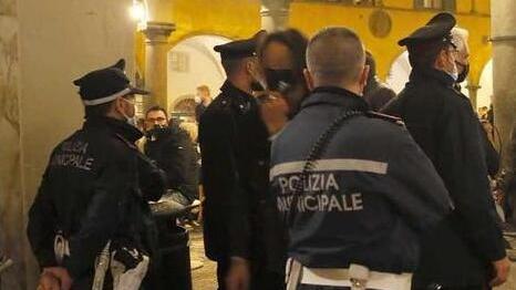Pisa, vendono alcolici dopo la mezzanotte: 7.000 euro di multa a quattro locali del centro <br>