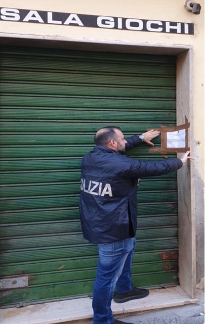 Sassari, pregiudicati e spacciatori nel locale: chiusa una sala slot nel centro storico