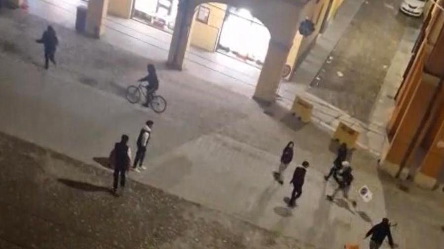 Modena, notte di violenza e risse in centro: «Chiediamo aiuto, ma nulla cambia»