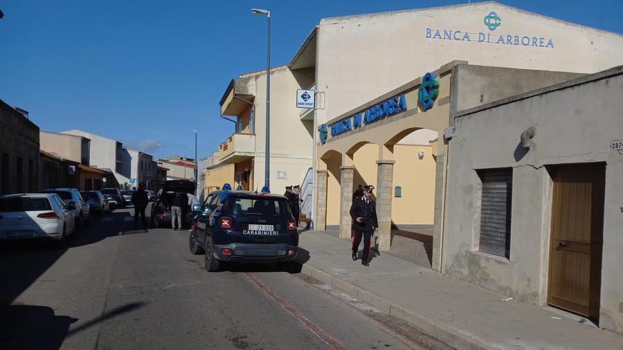 
	I carabinieri all&#39;uscita della filiale della banca dove si &egrave; consumato il&nbsp;tentativo di rapina

