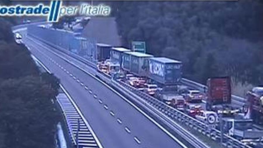 Maxi tamponamento in A12: morto un operaio. Sei i feriti: due sono gravi