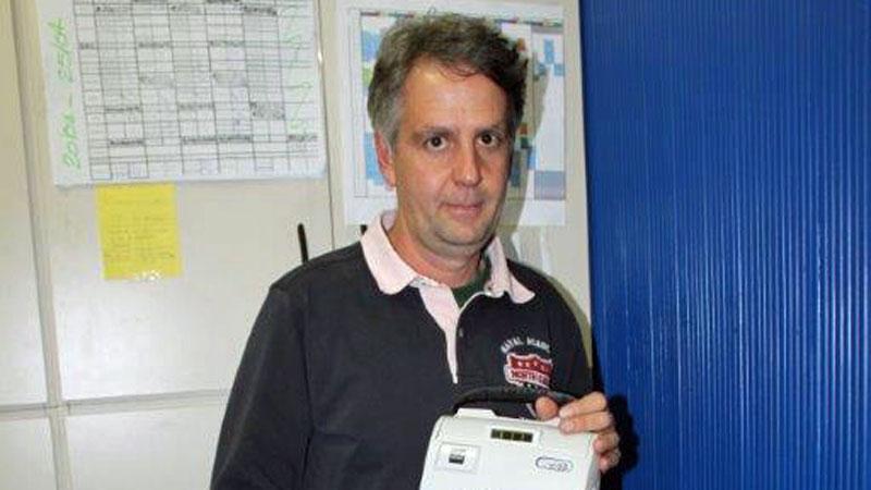 Giuseppe Chericoni mostra uno dei defibrillatori comprati grazie alle raccolte fondi