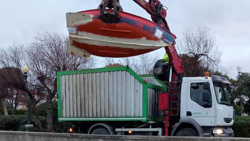 L'ultima barca spiaggiata portata via dal Comune ieri