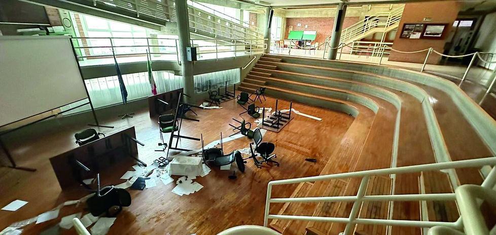 L’aula magna dell’Isis Mattei, tra le aule danneggiate dall’azione dei vandali nella notte tra domenica e ieri